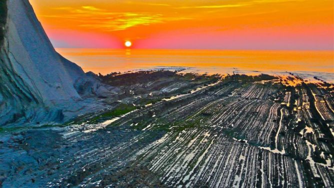 Atardecer  en  Flysh Zumaia : foto en Zumaia