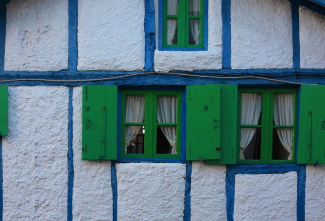 Azul, verde y blanco: foto en Hondarribia