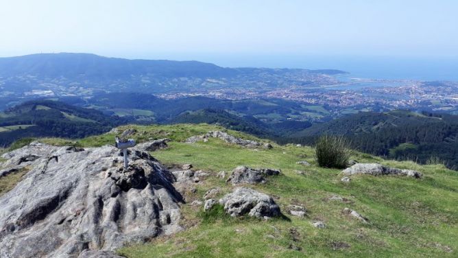 Bahía de Txingudi desde Peñas de Aia.: foto en Irun