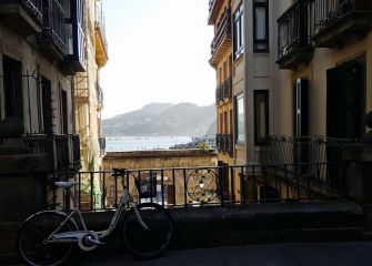 Bazter guztiei begira