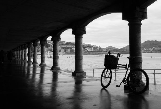 Bicicleta en el Voladizo.: foto en Donostia-San Sebastián