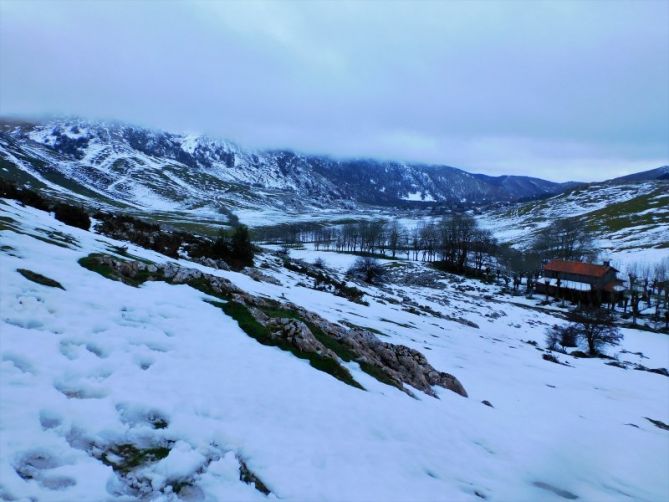 Campas de Urbía nevadas.: foto en Oñati