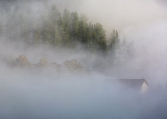 Caserío en la niebla