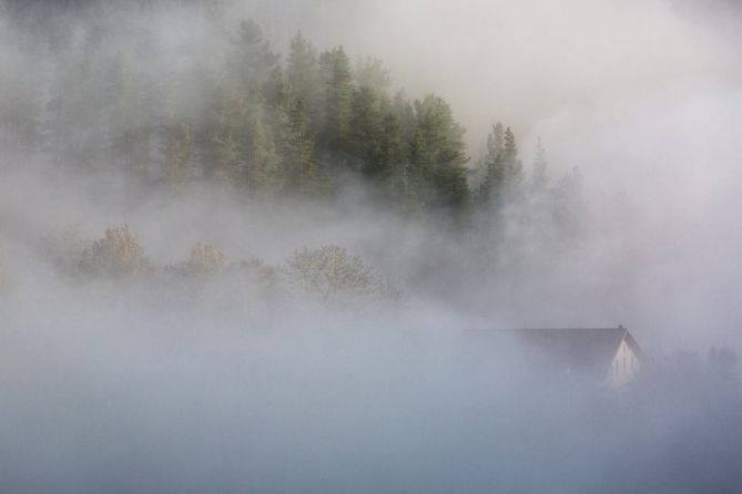 Caserío en la niebla: foto en Elgeta