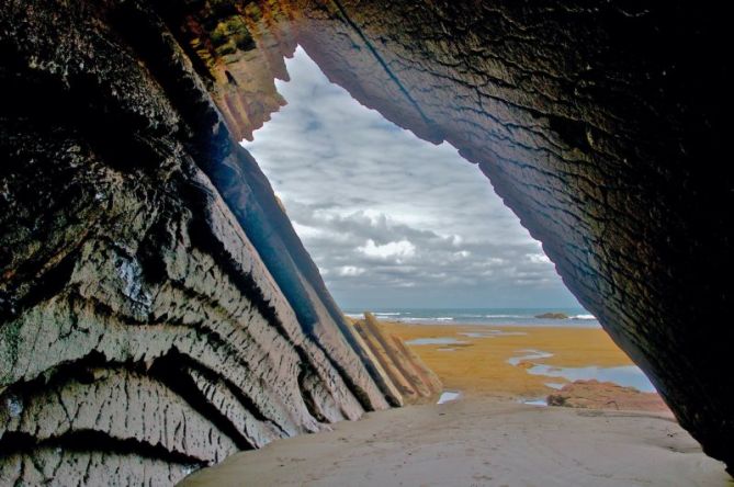 Cueva natural de flysh de Zumaia : foto en Zumaia