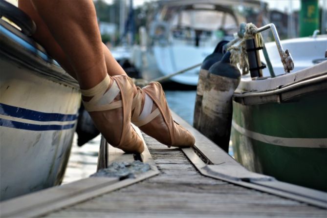 Danza entre barcos: foto en Hondarribia