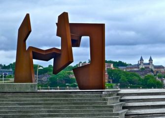 Donosti con la Escultura de Oteiza 