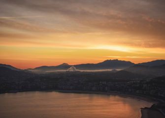 Donostia se tiñe de naranja