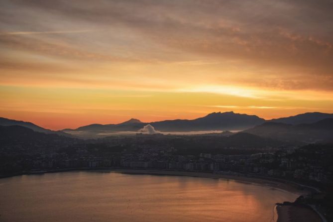 Donostia se tiñe de naranja: foto en Donostia-San Sebastián