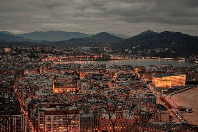 Entre las luces de la ciudad: foto en Donostia-San Sebastián