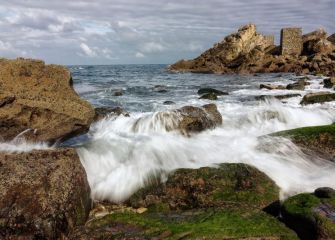 Entre olas y rocas