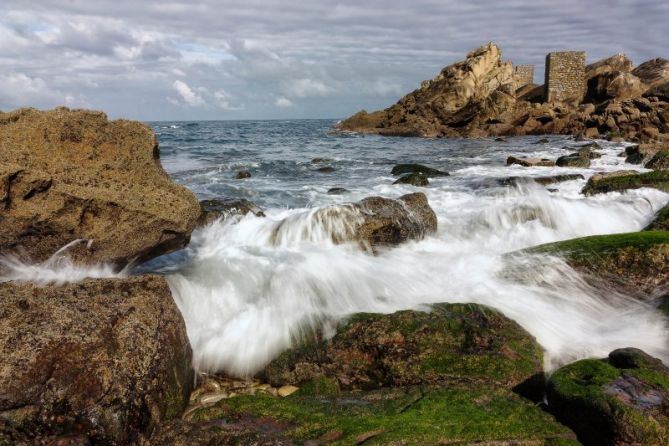 Entre olas y rocas: foto en Zarautz