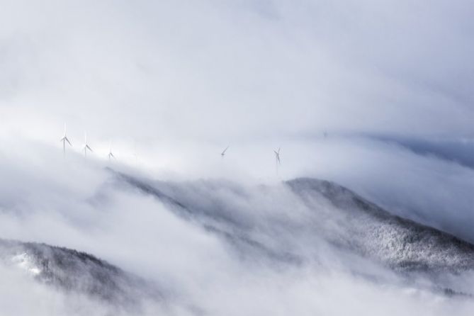 Eolicos entre la niebla: foto en Oñati