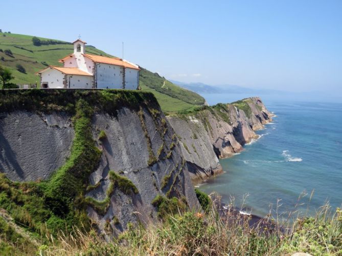 La ermita en el acantilado: foto en Zumaia