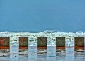Escultura frente a las olas