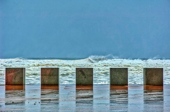 Escultura frente a las olas: foto en Zarautz