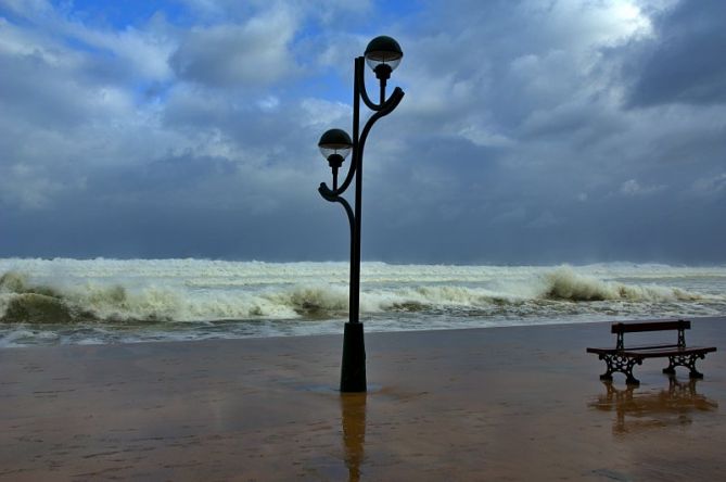 Esperando la ola: foto en Zarautz