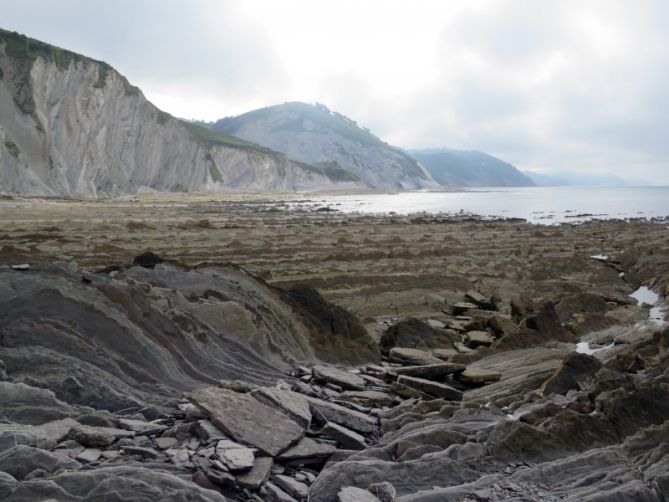 El flysch en Sakoneta II: foto en Deba