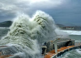 Grades olas en Zarautz 