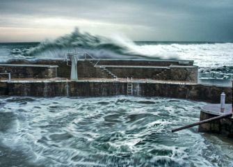 Grandes olas en el puerto de Zarautz 