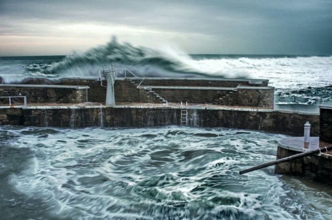 Grandes olas en el puerto de Zarautz : foto en Zarautz