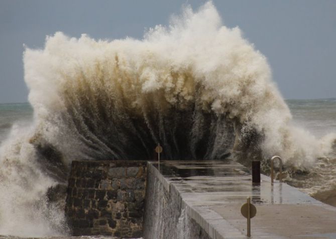 Impacto costero: foto en Deba