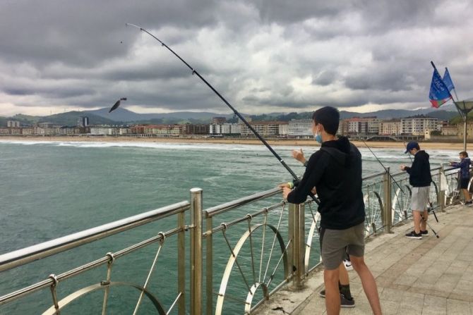 Jóvenes pecando en Zarautz : foto en Zarautz