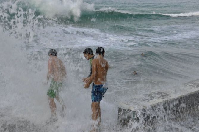 Jugando con las olas : foto en Zarautz