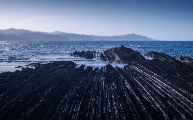 Líneas hacia el mar: foto en Zumaia