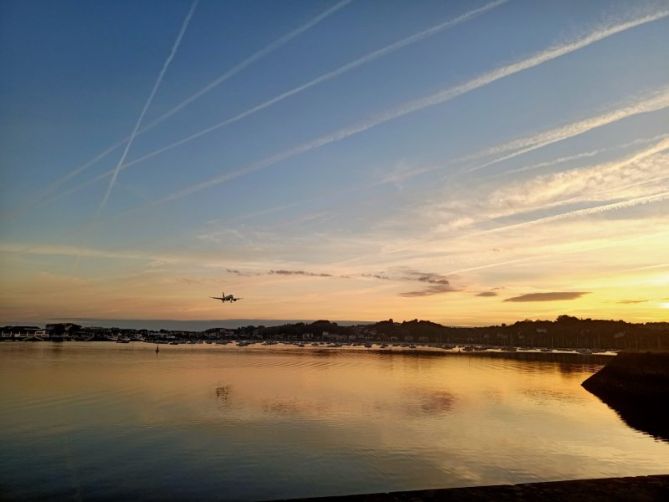 Llegando el avión: foto en Hondarribia