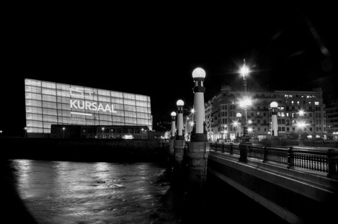 Luz en blanco y negro: foto en Donostia-San Sebastián