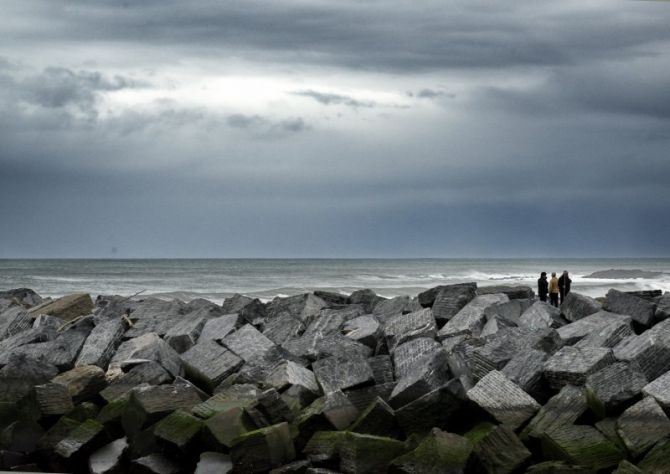 Mirando al temporal: foto en Deba