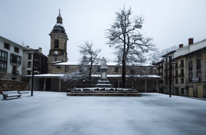 Nieve en la plaza: foto en Urretxu