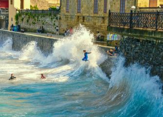 Niños jugando con las olas 