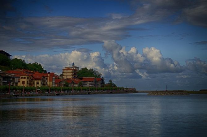 NUBES EN ZUMAIA: foto en Zumaia