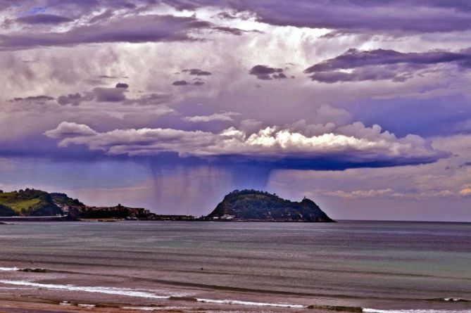 Ojo con esta nube : foto en Zarautz