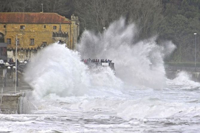 Olas gigantes : foto en Zarautz