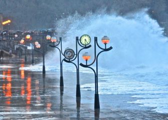 Olas gigantes en la playa de Zarautz 