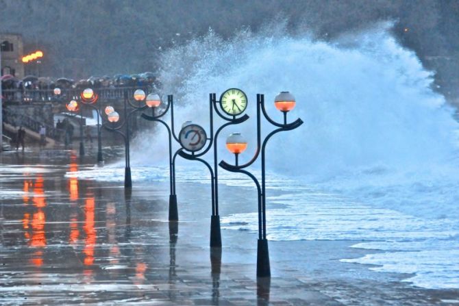 Olas gigantes en la playa de Zarautz : foto en Zarautz