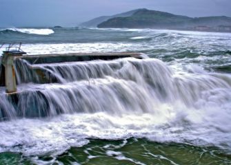 Olas gigantes en Zarautz 