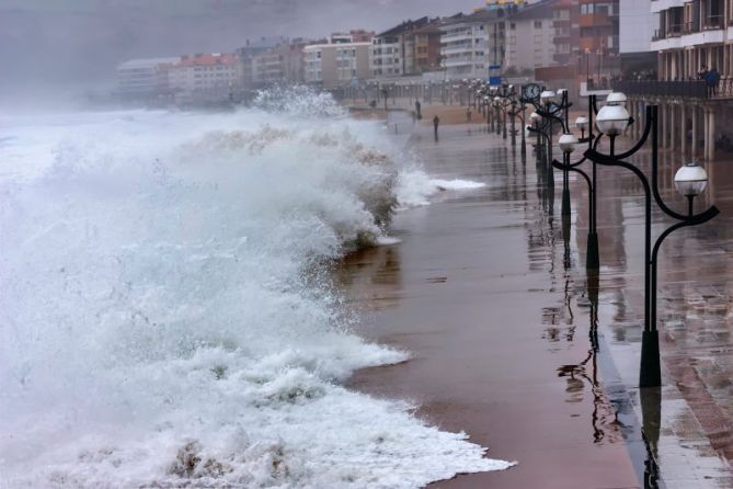 Olas sobre el Malecón: foto en Zarautz