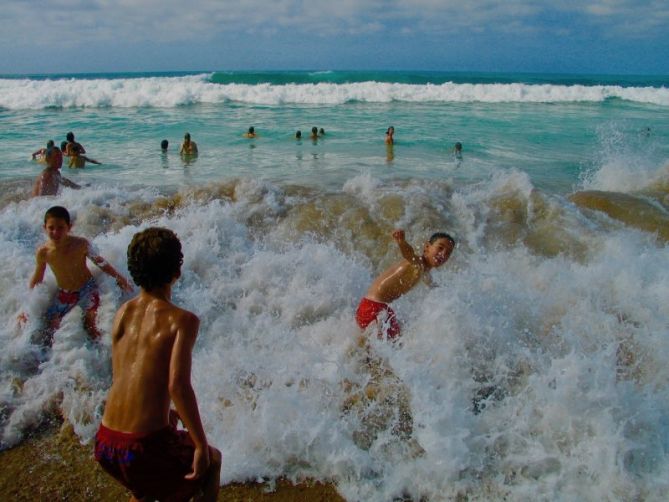 Olatuarekin jolasten : foto en Zarautz