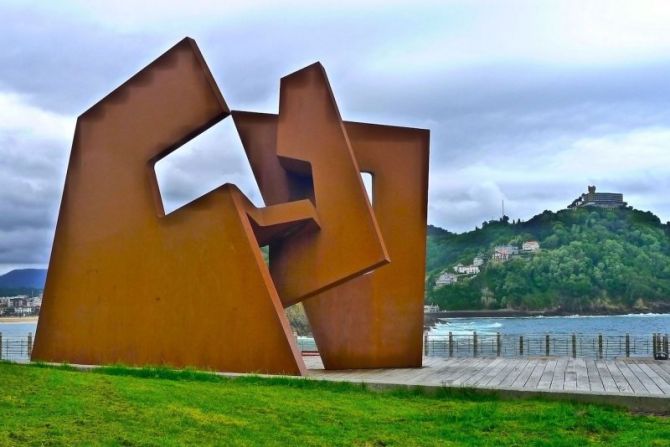 Oteiza y el Monte Igueldo : foto en Donostia-San Sebastián