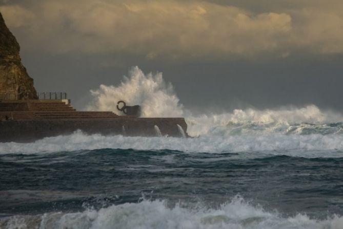 El peine bajo el temporal: foto en Donostia-San Sebastián