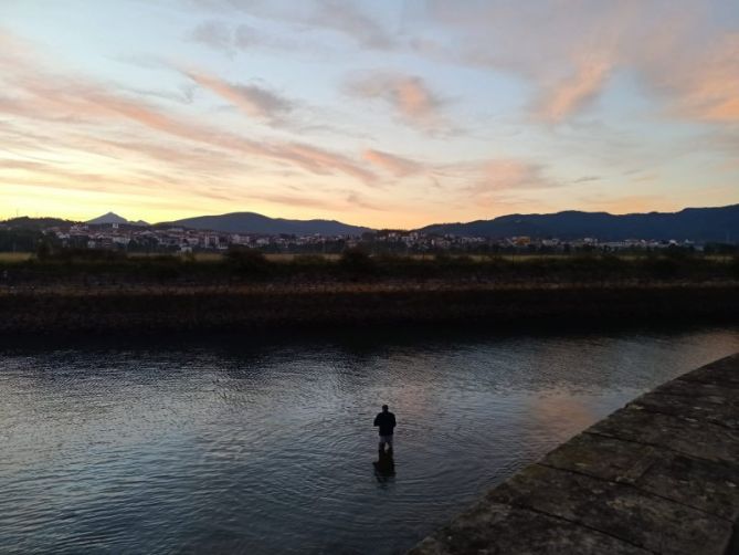 Pescando en el río Bidasoa: foto en Hondarribia