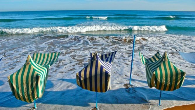 Playa de Zarautz con marea alta : foto en Zarautz