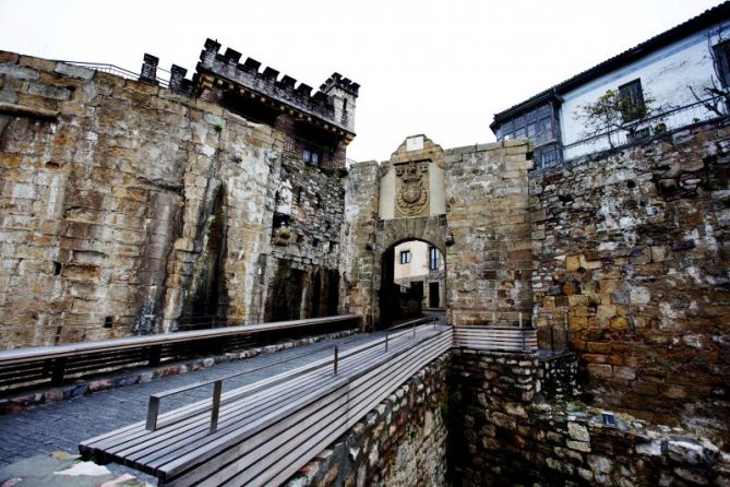 Puerta de Santa María : foto en Hondarribia