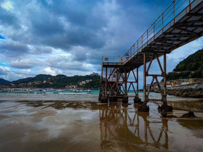 Reflejos del muelle Donostiarra: foto en Donostia-San Sebastián