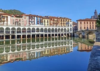 Reflejos del tinglado en el rio Oria