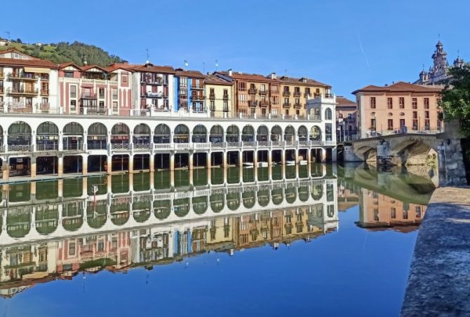 Reflejos del tinglado en el rio Oria: foto en Tolosa